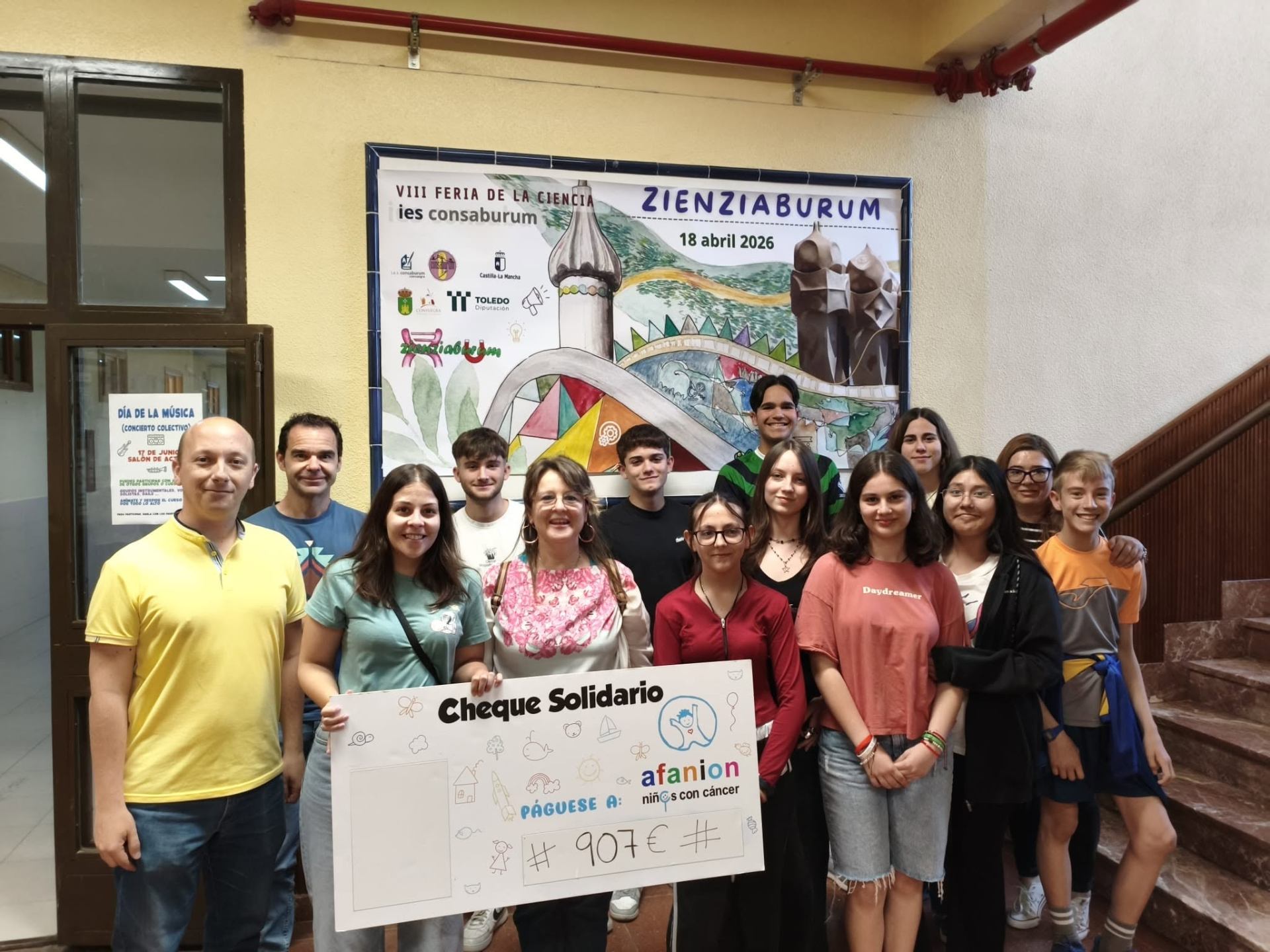 Alumnado y profesorado del IES Consaburum en la VIII Feria de la Ciencia Zienziaburum
